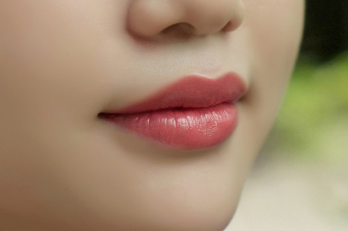 Giải pháp giúp môi nhanh hồi phục sau phun – Chuyên gia khuyên dùng Long huyết P/H